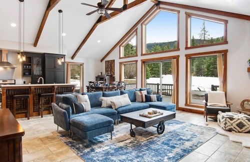 Cle Elum Cabin | Peaceful cabin with hot tub, firepit, amazing views, fireplace & furnished deck