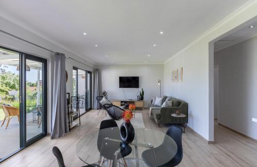 Raithby House | Peaceful Cape Winelands Getaway