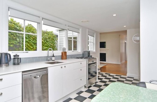 Edgeware House | Peaceful City Retreat |Steps to Arts, Eats & Parks