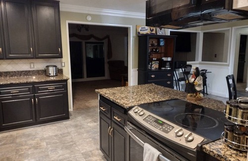 Hemet House | Peaceful & Cozy 3 bedroom Ranch-Home w/Fireplace and Gaming Garage!