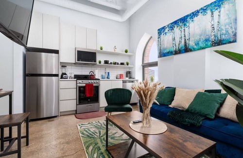 Uptown Apartment | Peaceful Cozy Beach View| 13 mins DT | 4 mins Lake
