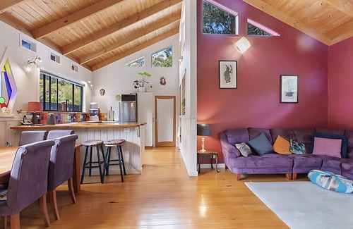 Skenes Creek House | Peaceful, creative home in a lushnbush setting, only 300m from the beach!