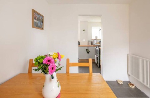 Bromley Cross House | Peaceful Double Room, Large TV, With Great Transport Links