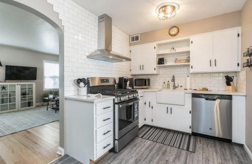 Cedar Rapids House | Peaceful Farmhouse Style Czech Village And Newbo Area