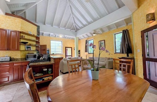 Upper Carolina House | Peaceful Garden Cottage style house near Coral Bay