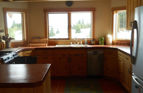 White Salmon House | Peaceful Getaway w/Stunning Views, Deck! Hike, Mtn Bike, min to river! Sleeps 5