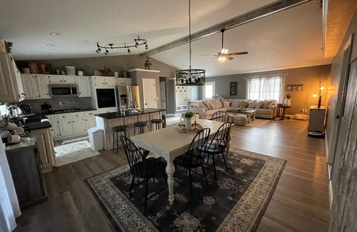 Santa Fe House | Peaceful home away from home close to Mark Twain Lake