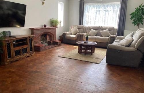 Bramley House | Peaceful Home in Guildford Surrey UK -Free Parking, Garden, River & Waterfall