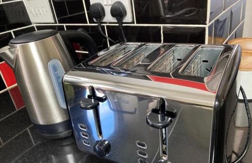 Bramley House | Peaceful Home in Guildford Surrey UK -Free Parking, Garden, River & Waterfall