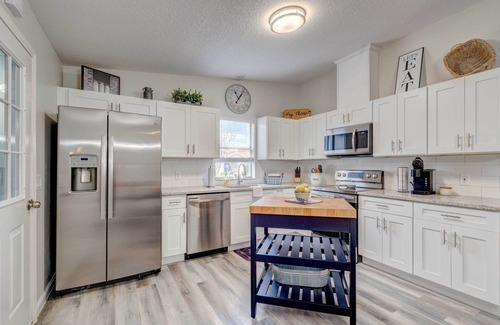Del Mar House | Peaceful Lady Lake Home w/Screened-In Porch!