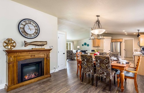 Florence House | Peaceful Lake Retreat with Stunning Views! Pet Friendly, Walk to Siltcoos Lake, Relaxing Deck w/BBQ