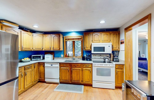 Lake Arrowhead House | Peaceful lakefront retreat with private hot tub, game room, & deck - near skiing