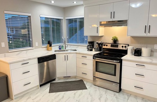 Maple Ridge House | Peaceful Large Modern Home 3 BRD 2 Bath + Kitchen