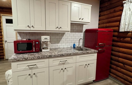 Cambridge Cabin | Peaceful log cabin on a back gravel road with private deck and amenities of home