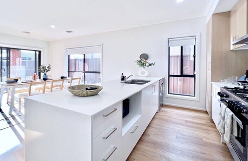 Pakenham House | Peaceful Modern Parkfront Retreat in Pakenham