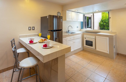 Zona Hotelera Norte Condo | Peaceful Oceanfront condo, Blue&White Calming Vibes, Attentive onsite staff