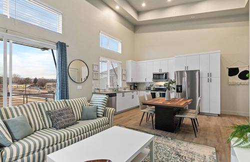 Old Town North Apartment | Peaceful Patio & King Comfort 1mi to Old Town