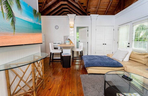 Sailboat Bend Cottage | Peaceful Pet-Friendly 2BR Home in Historic Sailboat Bend - 10 to 15 Min to Beach