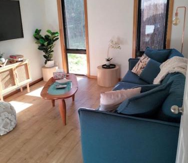 Sandford Villa | Peaceful Pet Friendly 1 bedroom cottage on 1 acre