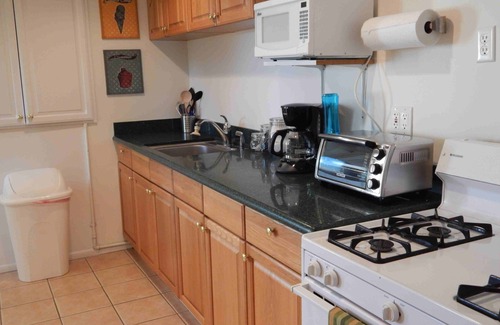 Sherman Oaks Apartment | Peaceful, Private & Secure Guest House/Apt In Sherman Oaks Foothills.