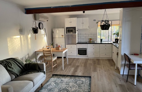 Sinnamon Park Apartment | Peaceful Renovated Unit