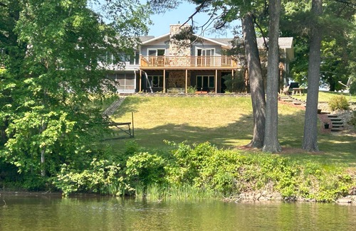 Shawano House | Peaceful riverside retreat nestled along the picturesque Wolf River