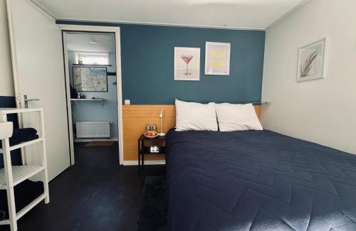 Oostelijke Eilanden en Kadijken Bed & Breakfast | Peaceful room on a houseboat in the city centre