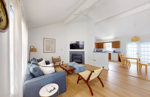 Clearwater House | Peaceful single family home with shared pool and sports courts access