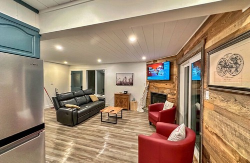 Collingwood House | Peaceful Ski Golf Spa Patio sleeps 6. Hang out in hammock