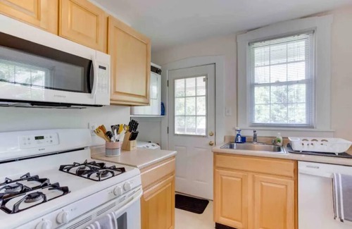 Potomac West Apartment | Peaceful Spacious 1BR w Sunroom! - mins to metro