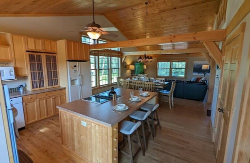 Palmyra House | Peaceful, Spacious Lodge with Golf & Sunset Views