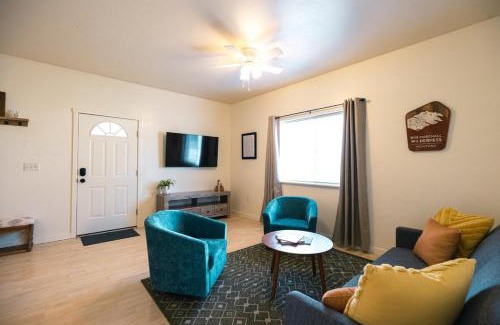 Evergreen House | Peaceful Townhome Enclosed Garage Fast Wifi