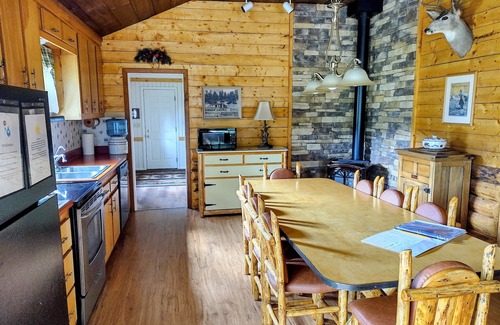 Westcreek Cabin | "Peaceful Valley Homestead" Hobby Farm & Mountain Paradise NEW HOT TUB!n