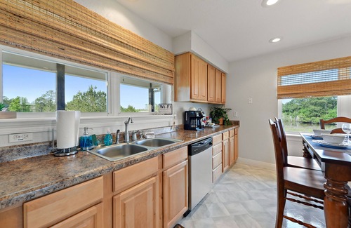 Shoreline Park House | Peaceful Waterfront Summer Escape! Sunshine, King Suite, Private Dock