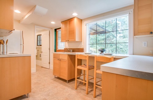 West Hills Apartment | PEACEFUL WATERFRONT RETREAT 30-MINUTE FERRY RIDE FROM SEATTLE!