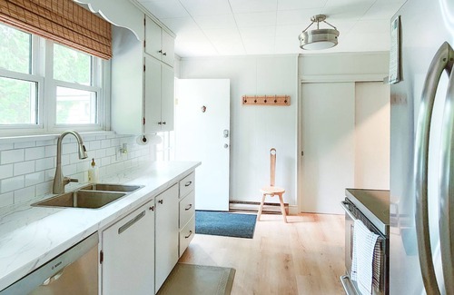 Southampton Cottage | "Peaceful Waterside Getaway: Sleeps 8, Short Stroll to Shops"n