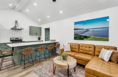East Hill Apartment | Peaches Place is a Beautiful New Guest House - Heart of East Hill - Fast WiFi - Private Back Yard