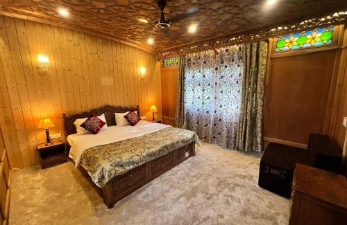 Nagin Bagh Hotel | Peacock Houseboats