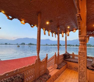 Nagin Bagh Hotel | Peacock Houseboats