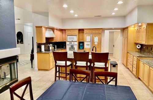 Ahwahnee Apartment | Peacock Suite/Hot Tub/Sleeps up to 4/Bbq