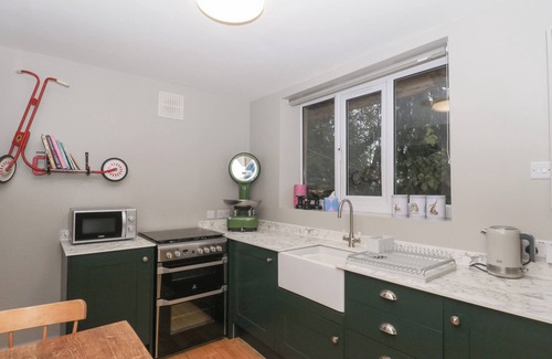 Langport Cottage | PEAR TREE LODGE, pet friendly, with open fire in Langport