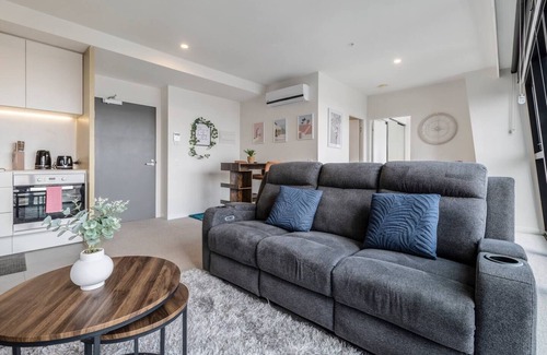 Docklands Apartment | Pearl at Marina Tower City Living by the Yarra