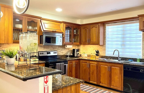 Golden Grove Condo | Pearl- Modern Luxurious 3 bedroom condo with tub