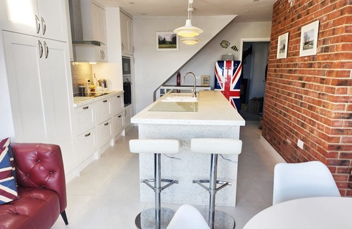 Lydd-on-Sea Cottage | Pebble Fish, a holiday let by Bloom stays - sleeps 8 guests in 4 bedrooms