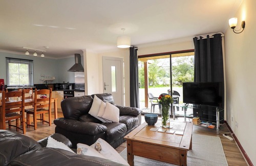 Contin Cottage | PEBBLES COTTAGE, pet friendly, with a garden in Strathpeffer