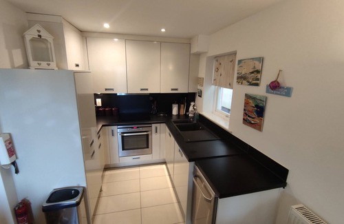 Saundersfoot Apartment | Pebbles Superb Apartment/Woodland & Sea View/Short Walk Beach/Free Parking &WiFi