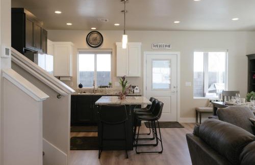 Hildale House | Peekaboo Canyon-4Bed, 3Bath, Hot tub, deck