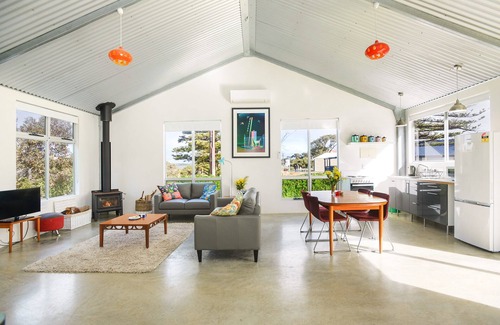 Goolwa North House | Pelican Cottage – Relaxing Riverside Escape, Pet-Friendly, Wood Fireplace, Wi-Fi