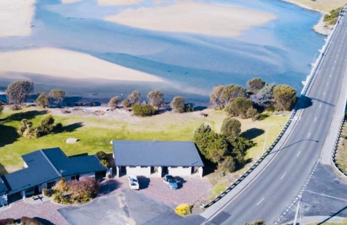 Scamander Hotel | Pelican Sands Scamander