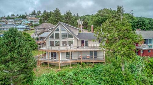 Pacific City House | Pelican Villa - Meredith Lodging